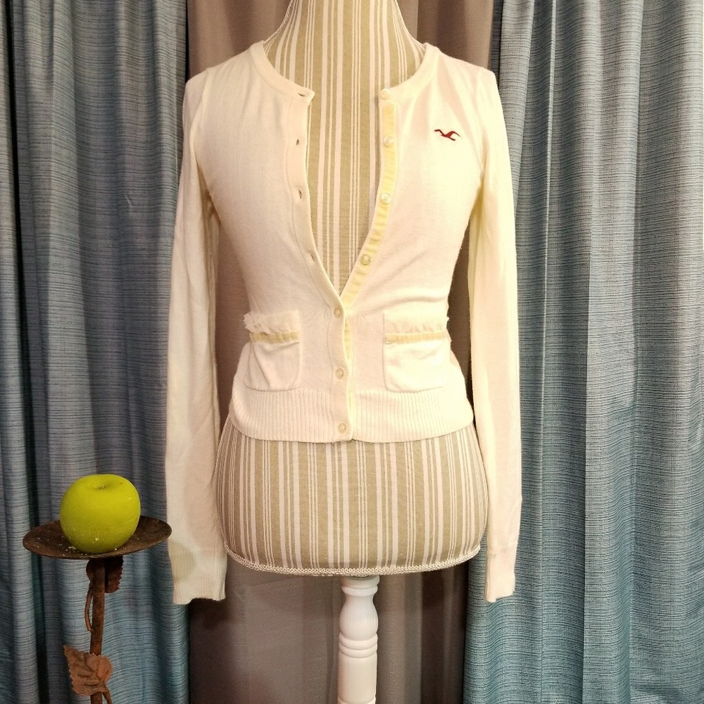 🌻🌺🌻HOLLISTER CREAM CARDIGAN WITH CUTE POCKETS!!